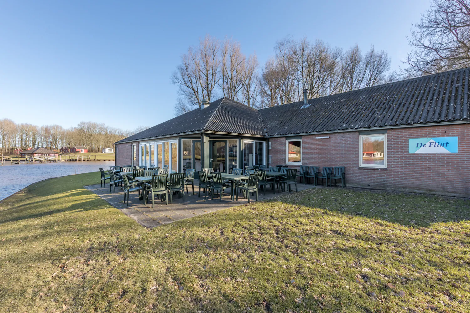 #8 Gieten-Gasselte

    Drenthe
    Roompot op 7,8km
    Kano verhuur
    Safaritent, villa’s en chalets
