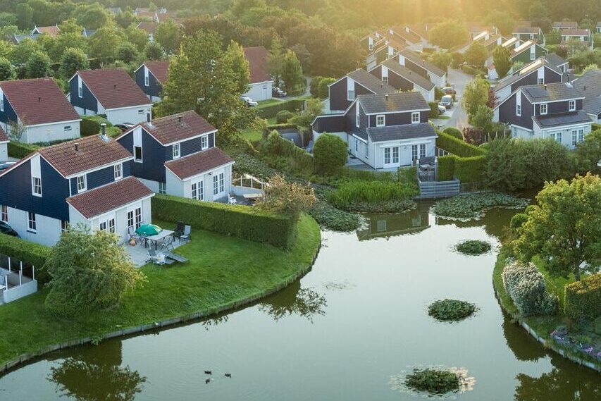 #11 Westenschouwen

    Zeeland
    Landal op 1,3km
    2km van zee
    Vakantievilla’s
